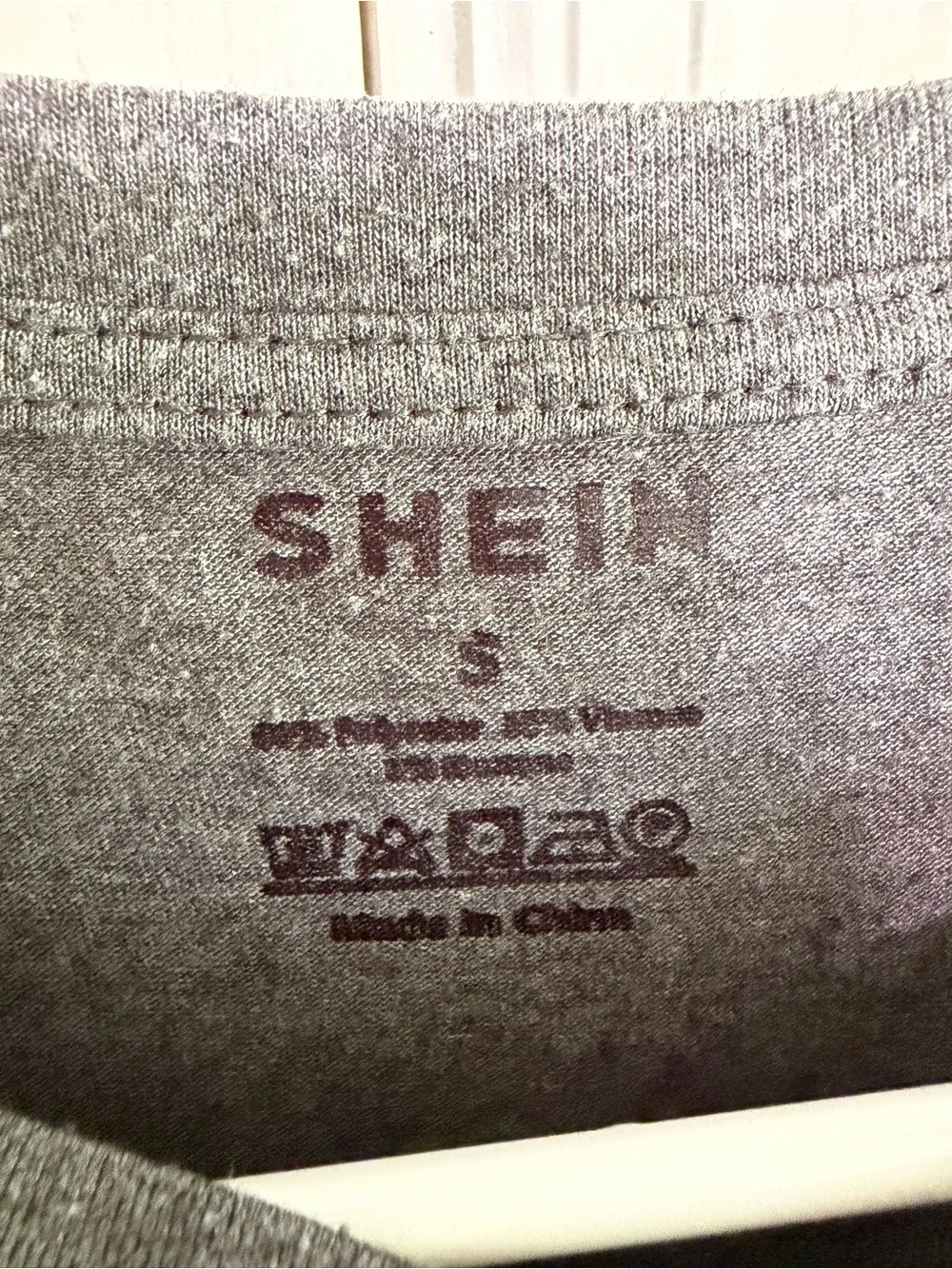 SHEIN Charcoal Graphic Tee with Pastel Beach Print - Picture 4 of 4